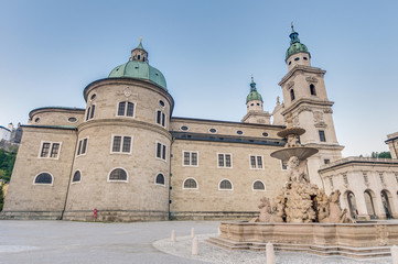 Fototapeta na wymiar Katedra w Salzburgu (Salzburger Dom) w Residenzplatz, Austria