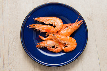 Piatto in ceramica blu con gamberi di mare