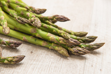 Asparagi freschi appoggiati su tavolo di legno