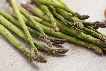 Asparagi freschi appoggiati su tavolo di legno