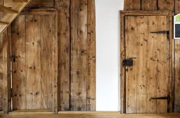 Alte Holztüren in Wohnung