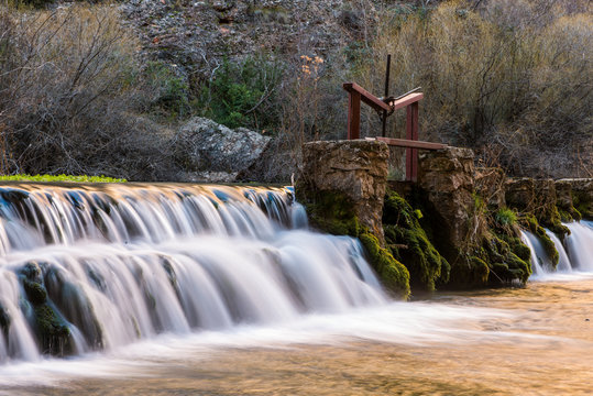 Compuerta en el r&iacute;o Pitarque. Teruel. Espa&ntilde;a