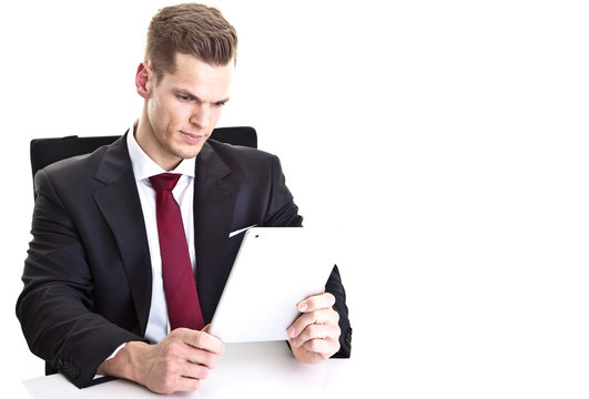 H&uuml;bscher Mann im Anzug liest auf Touchscreen