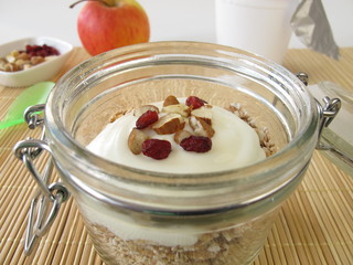 Schüttelmüsli mit Joghurt im Weckglas