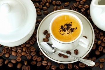 Tasse Espresso Geschirr und Bohnen