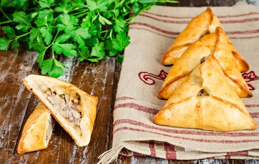 Татарские пирожки с мясом эчпочмак