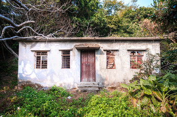Fototapeta na wymiar Opuszczony dom z drzewami porośniętymi, Hong Hong