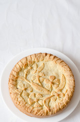 pie patterned in the form of flowers