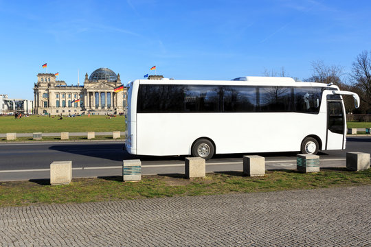 Weisser Reisebus direkt vor dem Berliner Reichstag