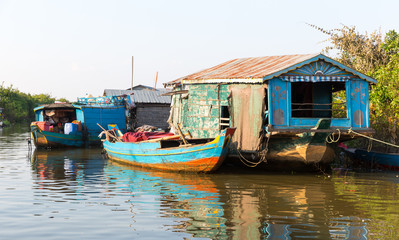 Fototapeta na wymiar Slumsy w Kambodży na jeziorze Tonle Sap