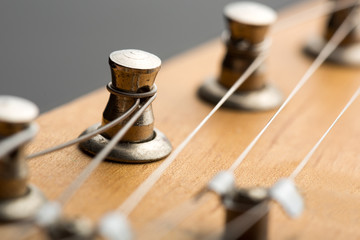 Tuning machines on electric guitar
