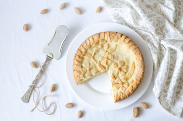 pie patterned in the form of flowers