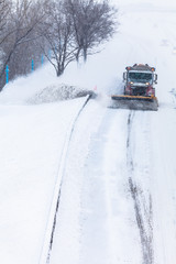 Fototapeta na wymiar Pługiem usuwania śniegu z autostrady w czasie śnieżycy