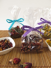 Tee Geschenke in kleinen Tüten schön verpackt