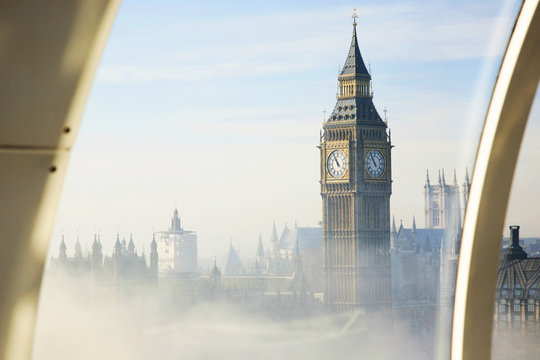 Fototapeta Heavy fog hits London