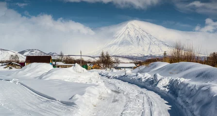Foto op geborsteld aluminium Vulkaan Koryaksky-vulkaan en het omliggende besneeuwde landschap