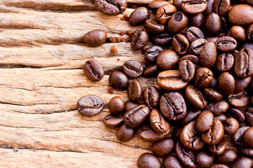 Coffee on grunge wooden background Fresh coffee beans on wood