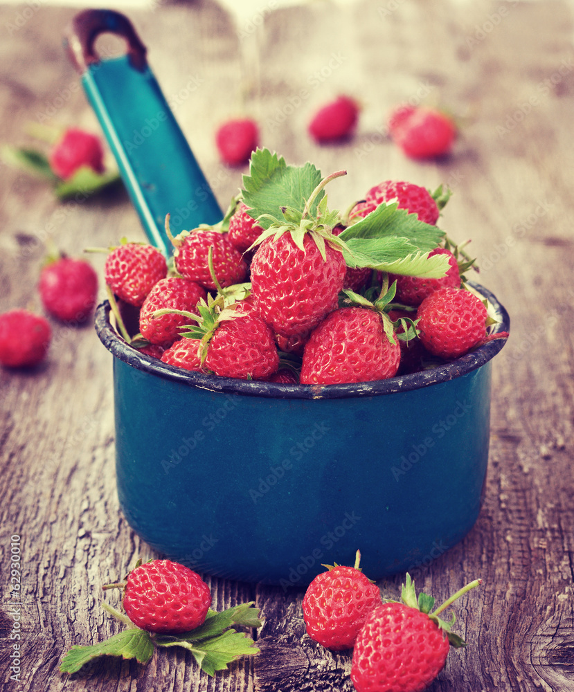 Wall mural strawberries in an old bucket (vintage, toning)