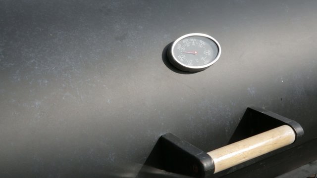 Smoker Klappe &ouml;ffnen beim Barbecue