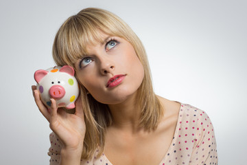 Mädchen und ihr Sparschwein