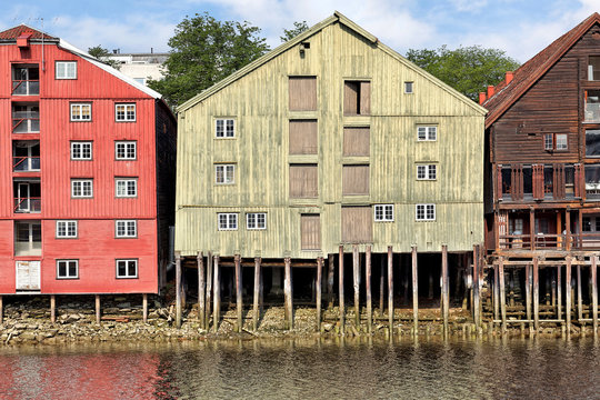 Historische Speicherh&auml;user in Trondheim am Nidelv