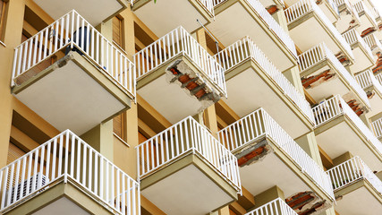 Balcones deteriorados en Palermo, Italia