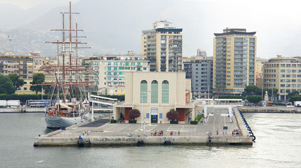 Fototapeta na wymiar Muelle del puerto de Palermo, Italia