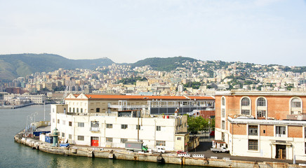 Fototapeta na wymiar Panorámica del puerto de Génova, Italia