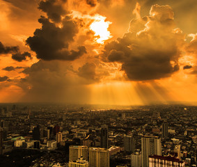 Obraz premium Rays of light shining through dark clouds in Bangkok of Thailand