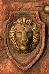 Голова льва на щите