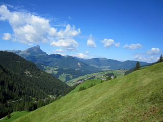 Fototapeta na wymiar Alm Landschaft im Südtirol Italien Wengen (la Valle)