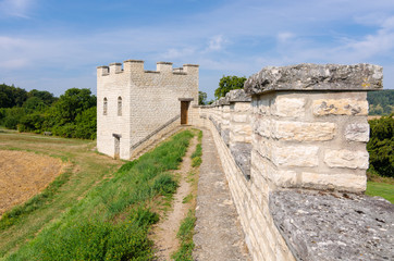 Fototapeta na wymiar Rzymski fort w wieży Pfünz i ściany