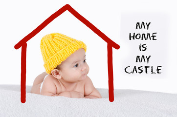 Lächelndes Baby im Haus