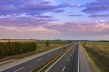 Obraz na płótnie Canvas Samochody przekroczenia prędkości na autostradzie