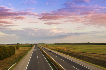 Obraz na płótnie Canvas Samochody przekroczenia prędkości na autostradzie