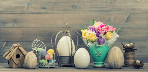 Obraz na płótnie Canvas Easter stillife. Tulip flowers and colored eggs
