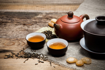 Tea cups with teapot on table