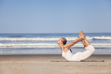 Fototapeta na wymiar Yoga on the beach