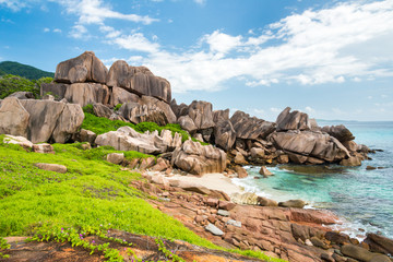 Fototapeta na wymiar tropical turquoise sea with granite boulders