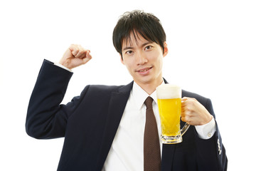 ビールを飲む笑顔のサラリーマン