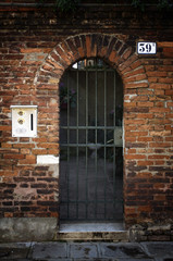 Fototapeta na wymiar Stare metalowe drzwi wejściowe w Wenecji