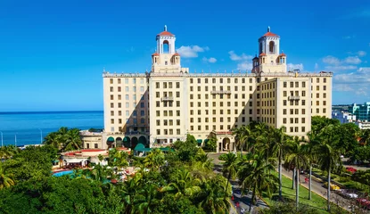 Tuinposter Zicht op Hotel Nacional tussen groene palmbomen in Havana. Cuba © A.Jedynak