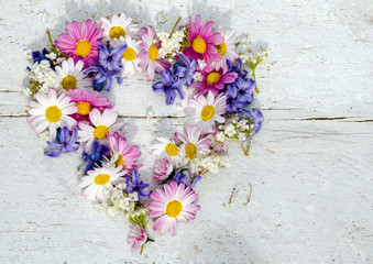 Romantik: Herzliche Grüße mit Frühlingsblumen :)