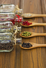 Botellas de pimientas de distintos colores