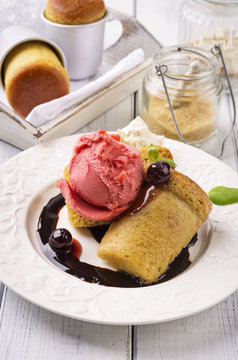 Rum Baba mit Erdbeereis
