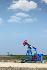 Fototapeta na wymiar Jack Pompa oleju na polu przemysłu