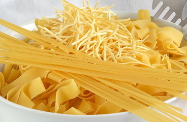 Nudelvariaton mit Spaghetti Bandnudeln Suppennudeln