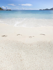 traces de pas sur plage des Seychelles