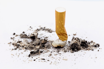 Rauchen aufhören. Ausgedämpfte Zigarette