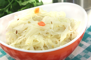 Sauerkraut in einer roten Schale